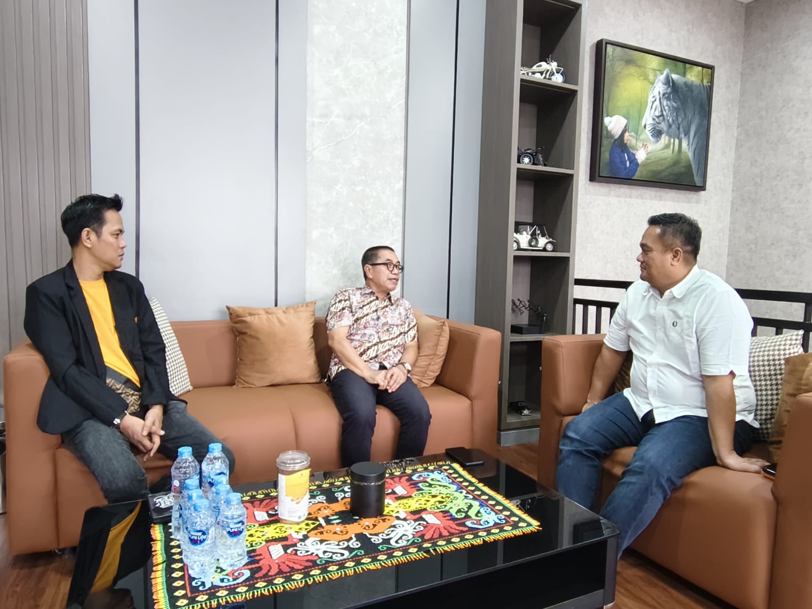 Rusdiansyah Aras berbincang seputar olahraga Benua Etam dengan Ketua Pengprov HI Kaltim, Anderiy Syachrum  (kanan).