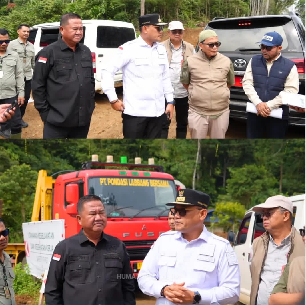 Wakil Ketua DPRD Kaltim, Ekti Imanuel (kemeja hitam) saat melakukan peninjauan infrastruktur jalan di wilayah perbatasan.