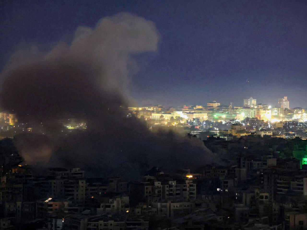 Asap membumbung dari kawasan pinggiran selatan Beirut setelah serangan udara Israel menghantam wilayah tersebut. (Foto:AFP)