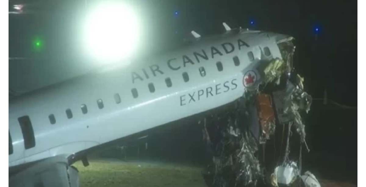 Pesawat Air Canada Express mengalami kerusakan parah di bagian kokpit usai bertabrakan dengan truk pemadam kebakaran di landasan LaGuardia Airport. (Foto tangkapan layar)
