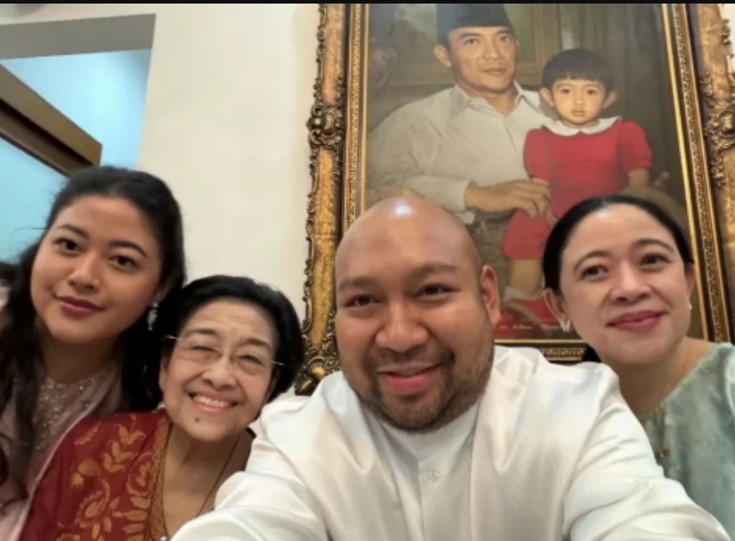 Momen hangat Didit Hediprasetyo berfoto bersama Megawati Soekarnoputri dan Puan Maharani dalam suasana silaturahmi Lebaran di Jakarta. (Foto/Instagram @rag) 