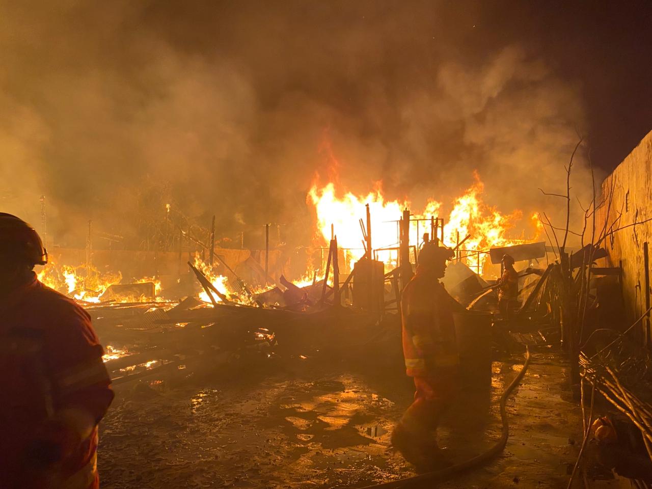 Kebakaran terjadi di Jalan Cokroaminoto, Kelurahan Tanah Grogot, tepat di seberang Initu Kopi, Selasa (24/3/2026) dini hari.