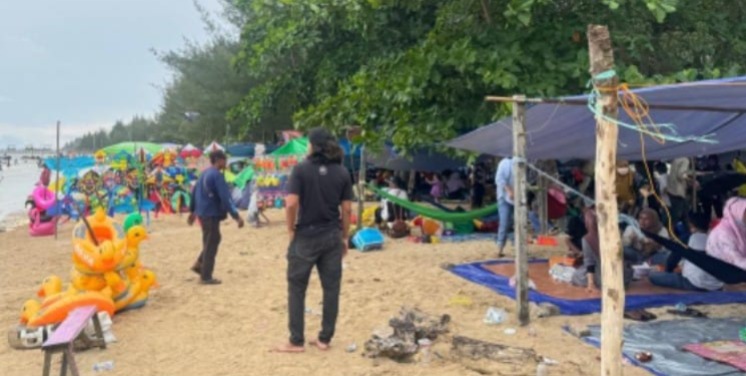 PENGAWASAN: Demi menjaga kamtibmas, sejumlah lokasi tempat berkumpulnya masyarakat selama libur Idulfitri dipantau personel Intel Brimob.