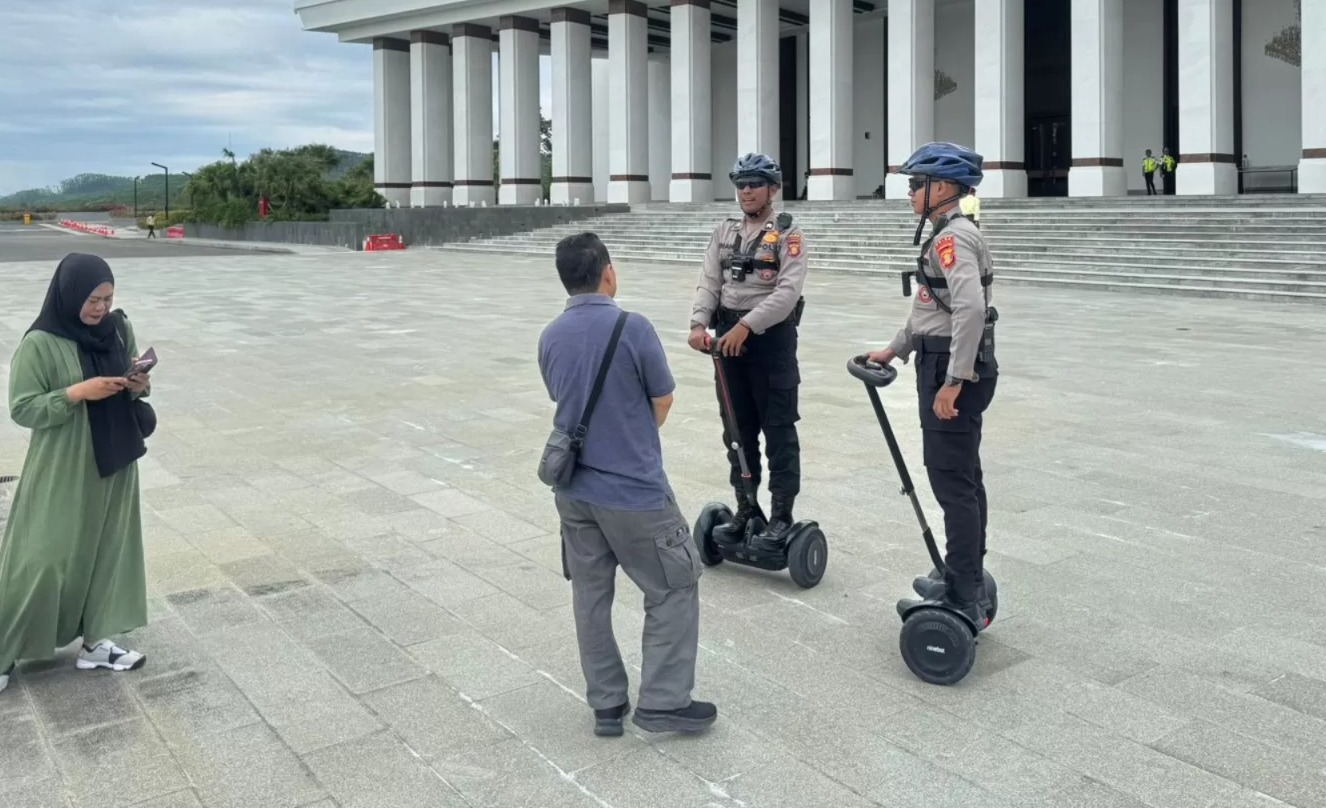 PANTAUAN: Pengunjung IKN selama Idulfitri meningkat, personel keamanan, di antaranya Ditpamobvit dilibatkan jaga kawasan IKN.
