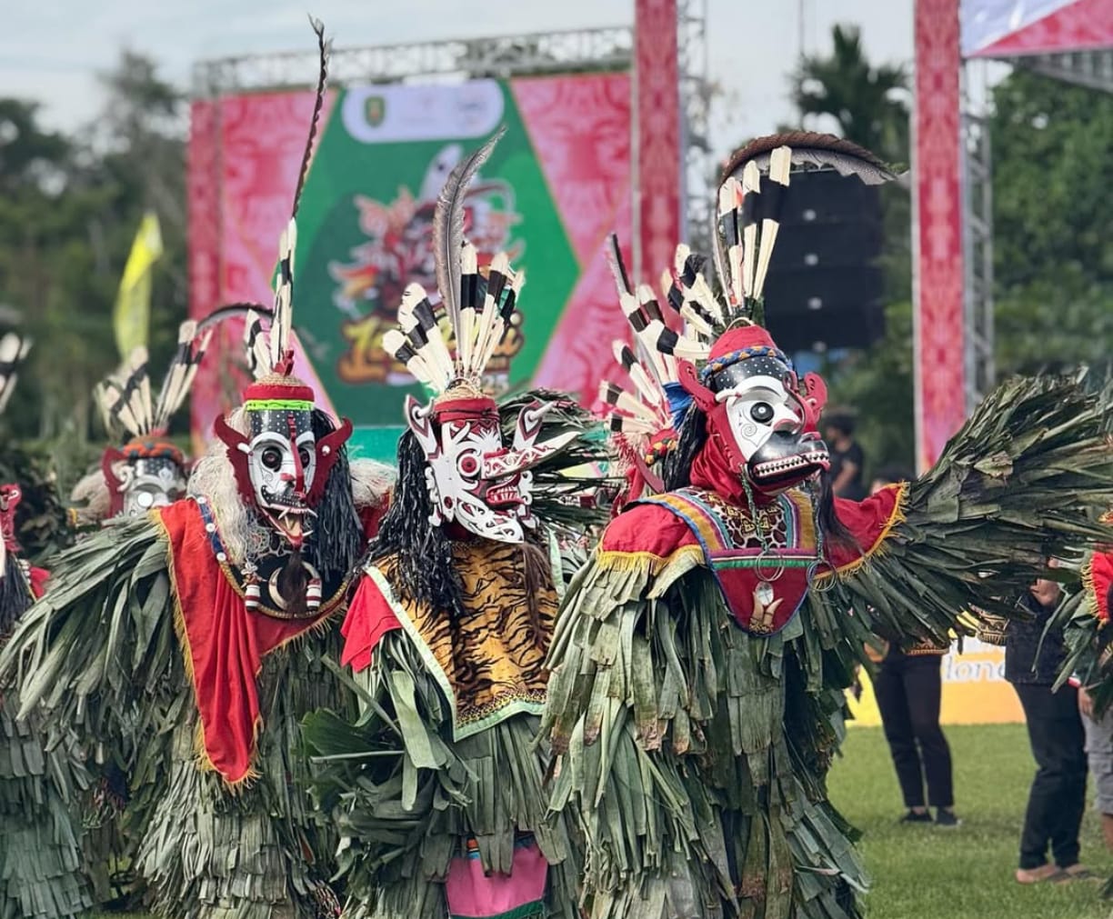 BUDAYA: Tarian Hudoq yang ditampilkan dalam acara puncak Lom Plai 2025 lalu. 