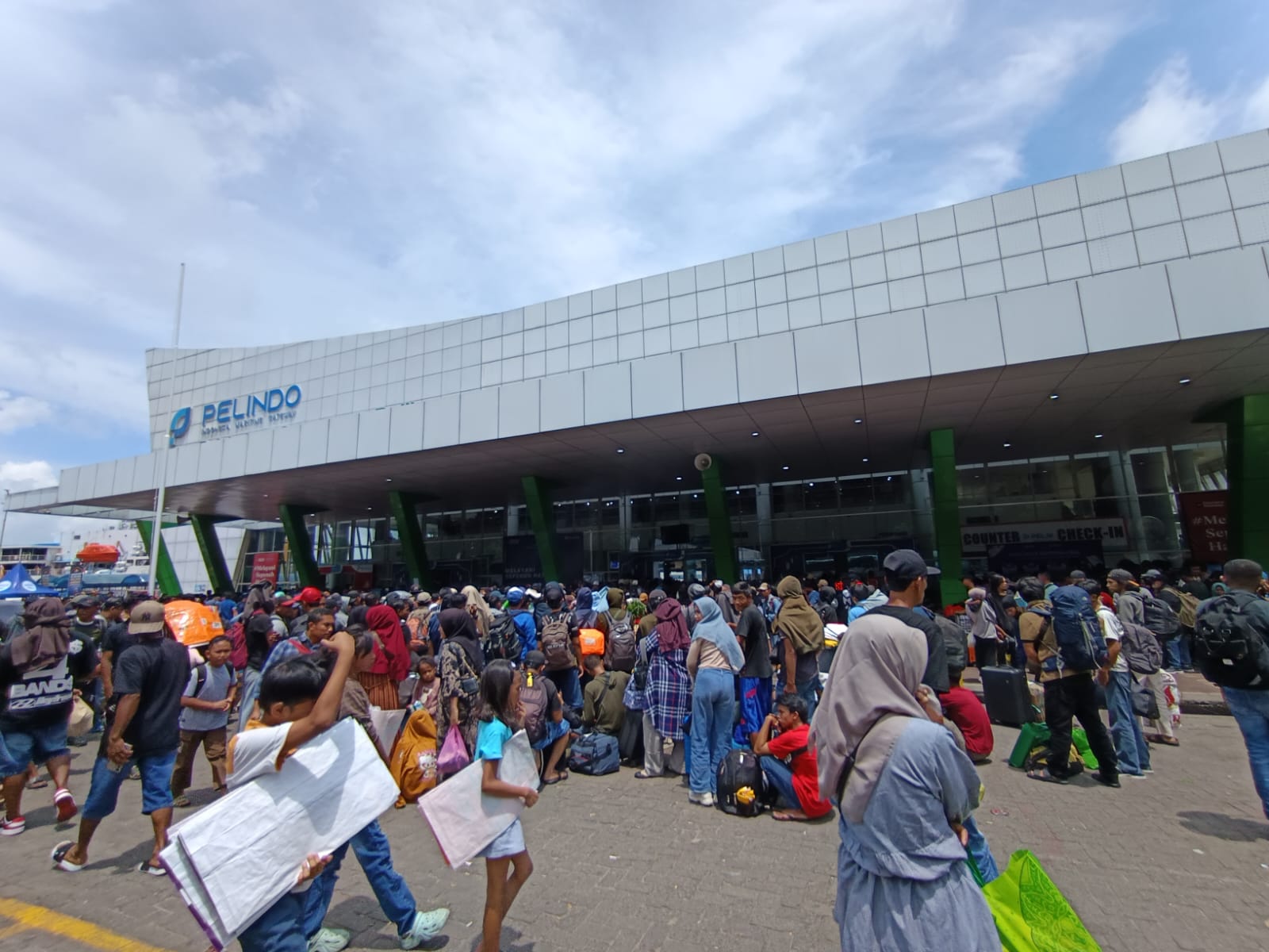 JELANG ARUS BALIK: Ribuan penumpang memadati terminal keberangkatan Pelabuhan Semayang menjelang puncak arus balik Lebaran 2026. 