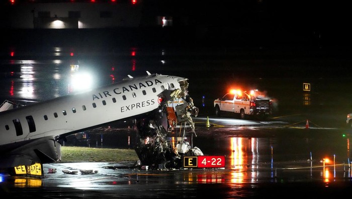 Jet Air Canada yang mengalami musibah kecelakaan menabrak Truk Damkar.