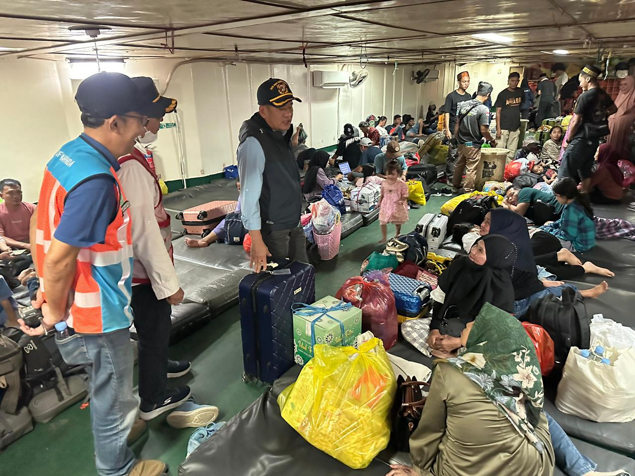 TETAP AWASI: KSOP Kelas I Samarinda bersama jajaran dan unsur tim gabungan mengecek kapal dan penumpang sebelum bertolak ke Parepare, Sulsel. 