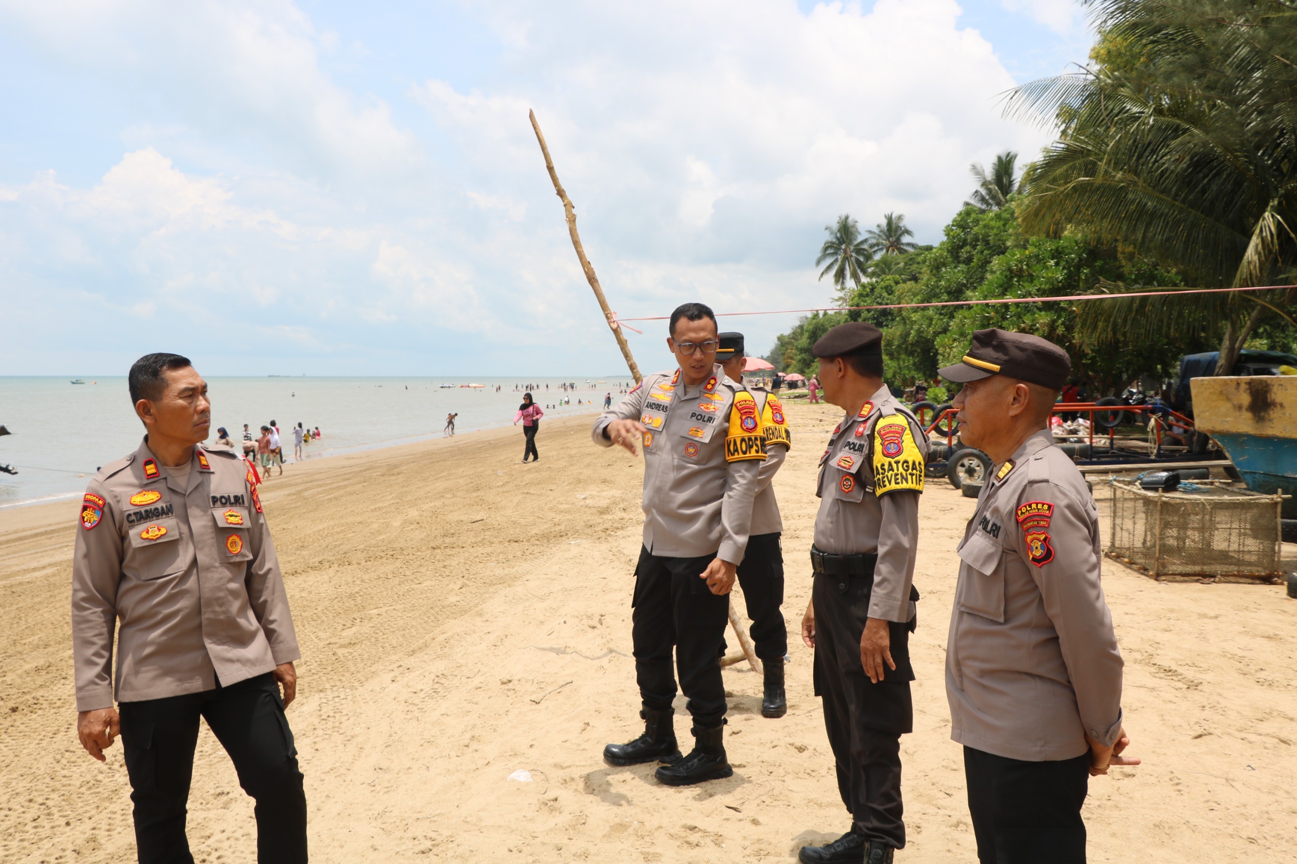 CEK: Kapolres PPU, AKBP Andreas Alek Danantara (dua kanan) saat cek situasi dan kondisi keamanan pada objek wisata selama Lebaran.