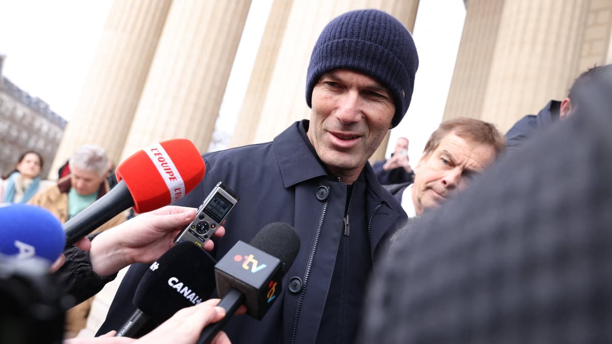 Kursi pelatih Prancis segera kosong, Zinedine Zidane jadi kandidat terkuat.