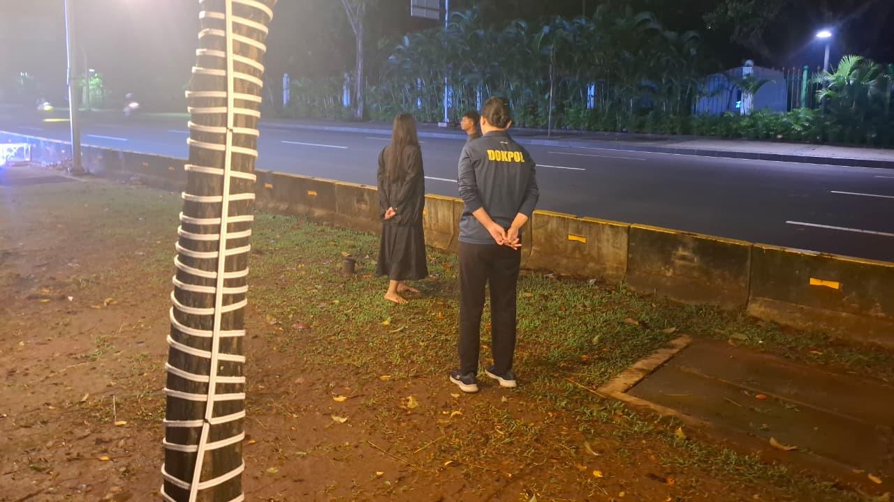DIAMANKAN: Seorang perempuan diamankan paspampres karena diduga mau bunuh diri.