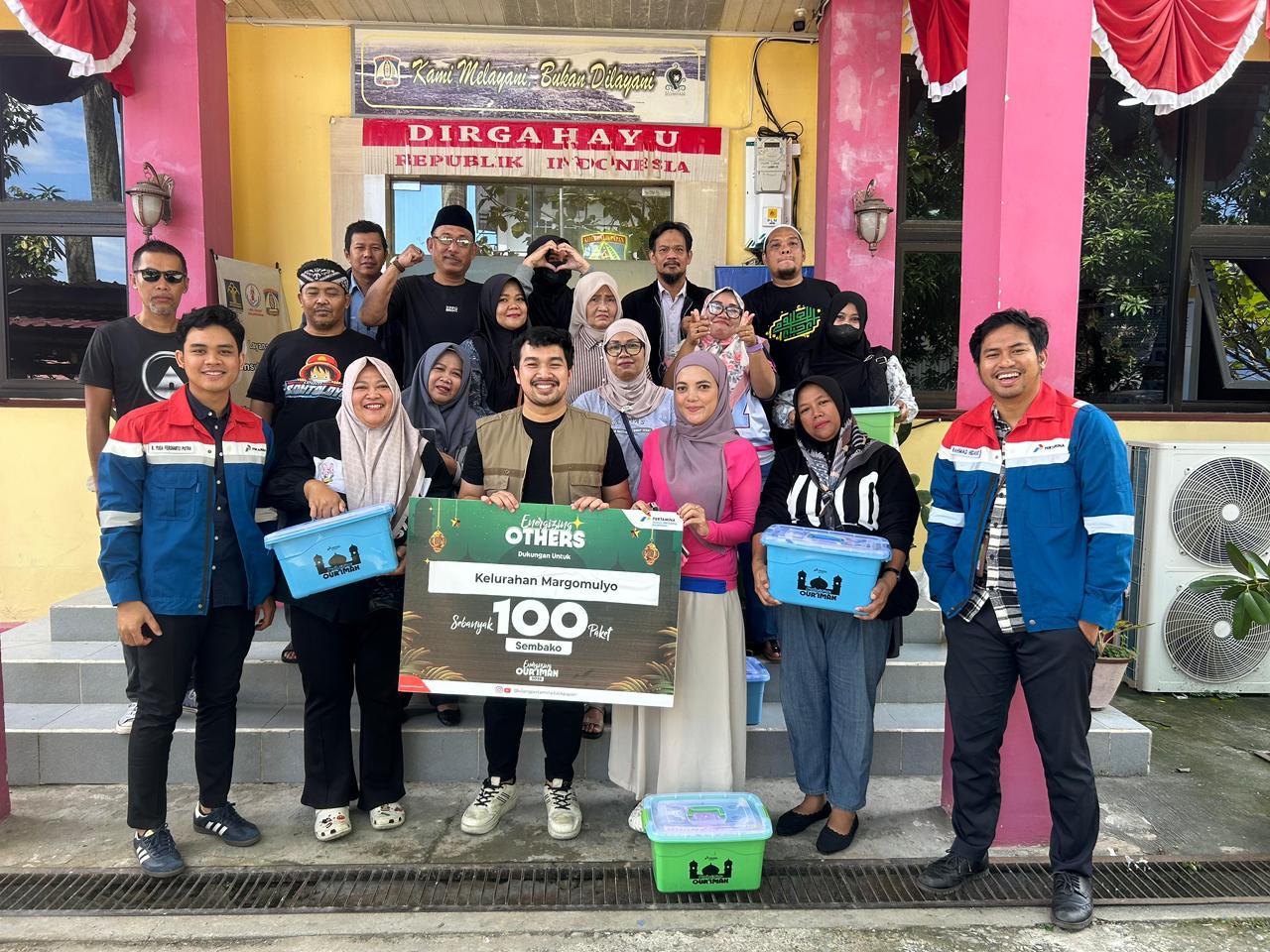 PEDULI: Warga di dua dari 18 kelurahan dan 1 desa di sekitar wilayah operasional yang disentuh PT KPB dalam program pembagian ribuan paket sembako.  