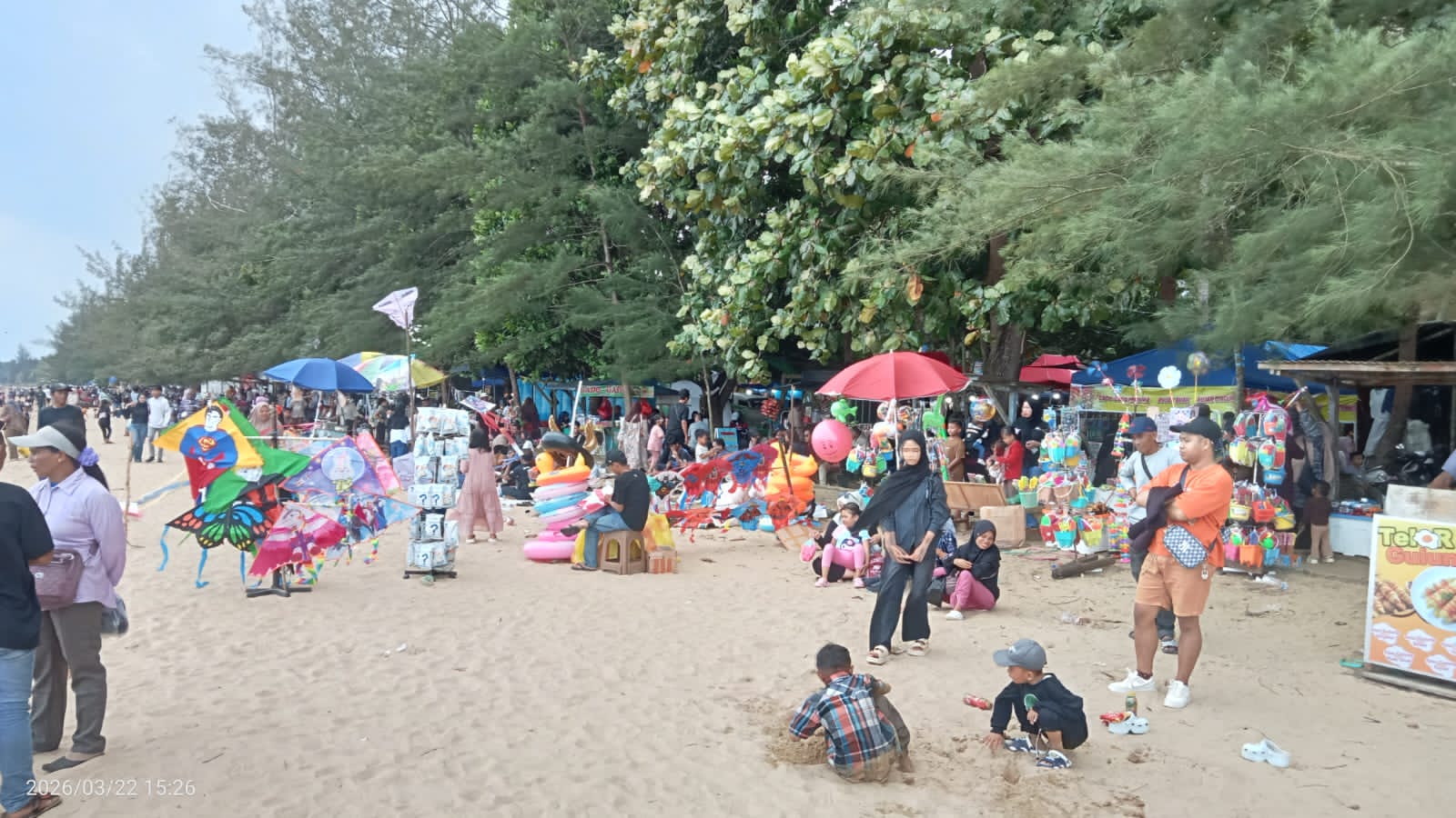 Suasana wisatawan yang memanfaatkan cuti lebaran di Pantai Tanjung Jumlai, PPU.  