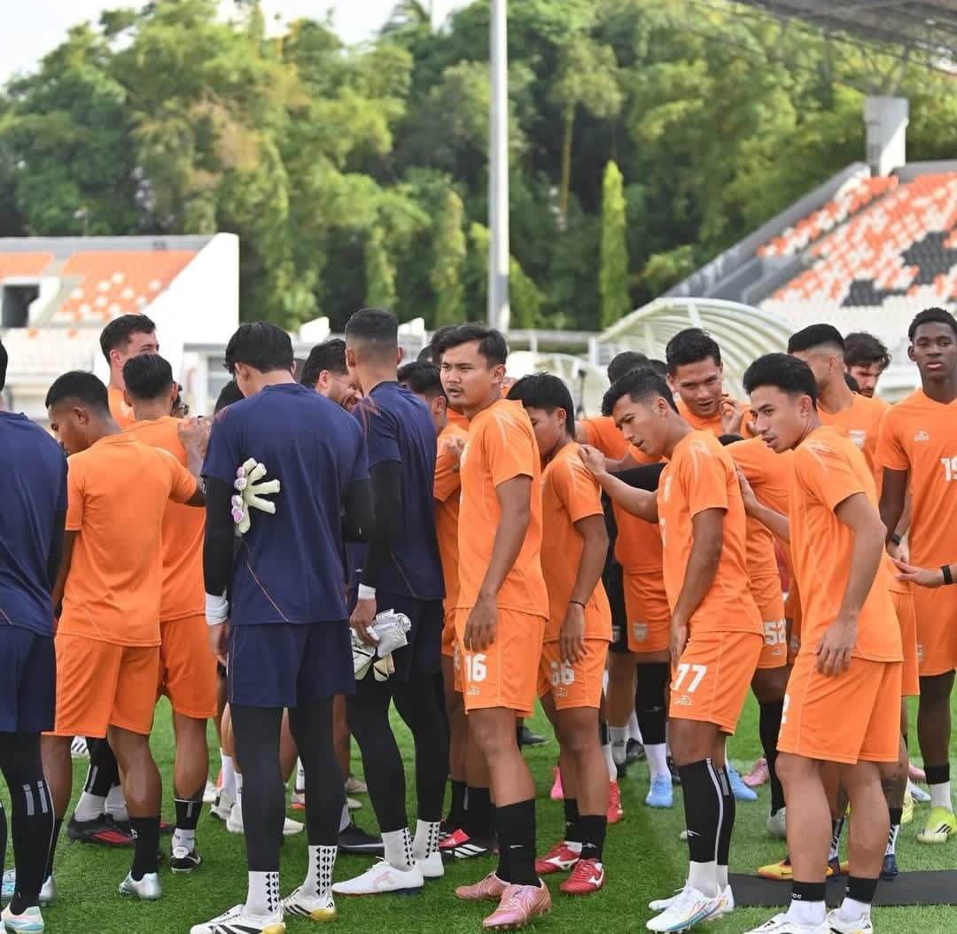 Skuad Borneo FC kembali menjalani latihan rutin di Stadion Segiri setelah masa libur berakhir. Fokus kini tertuju pada laga tandang melawan Madura United. (DONI/KP)
