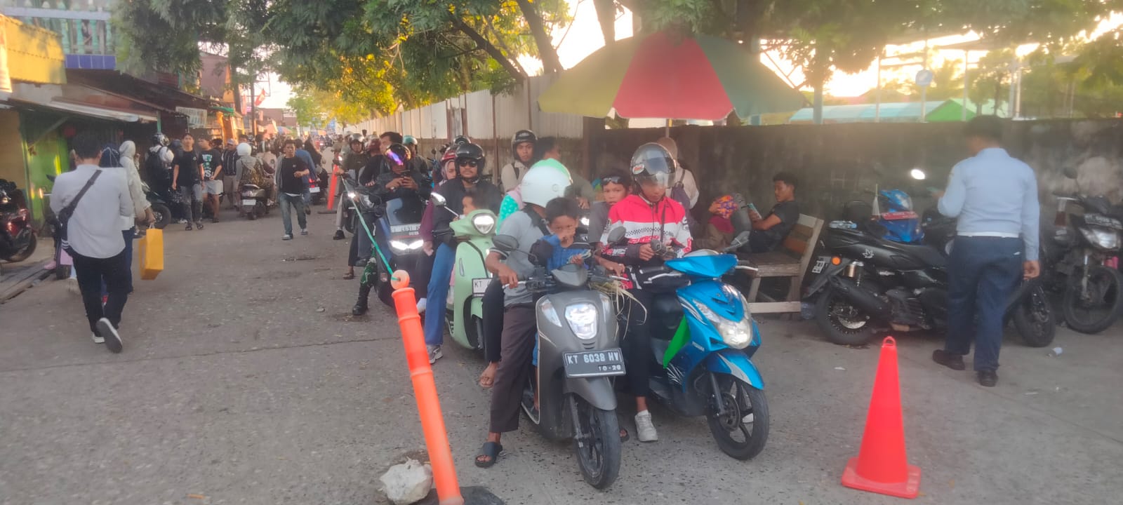 PADAT: Ratusan pemotor mengantre di Pelabuhan Penyebrangan Klotok Penajam - Balikpapan, Selasa (24/3). AHMAD MAKI/KP