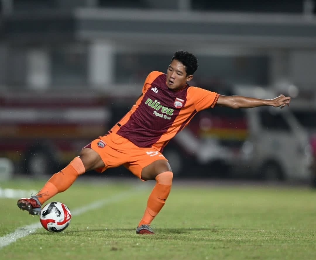 Ezzi Buffon salah satu pemain muda berkualitas yang dimiliki Borneo FC saat ini. Etos kerja dan kedisiplinan taktiknya membuat ia menjadi pilihan utama di lini belakang. (DONI/KP)