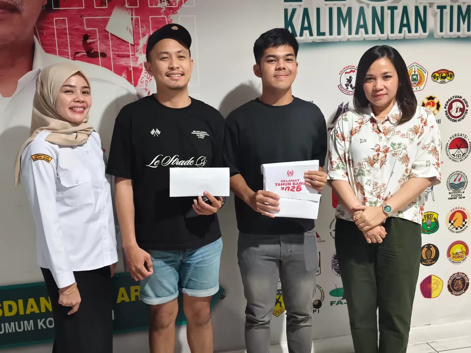 BERI APRESIASI: Ketua Pesti Kaltim Fransisca Christine Sinulingga (kanan) bersama atlet andalan Bumi Etam Rizky Zammi dan Saiful Fadillah. 