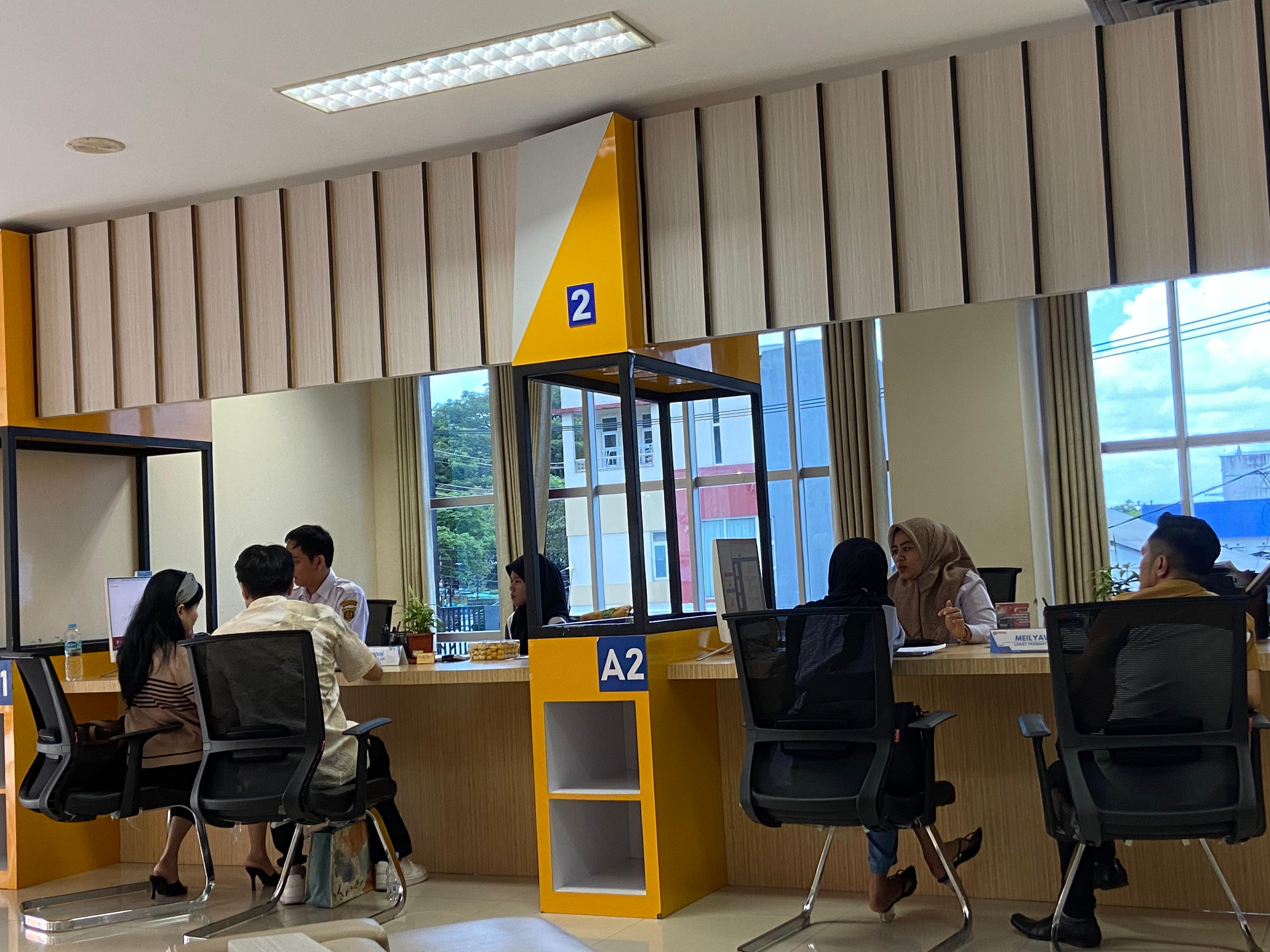 Beberapa warga terlihat mengantre di gerai pelayanan Mal Pelayanan Publik (MPP) Samarinda, Jalan Pahlawan, Rabu (25/3). Aktivitas kembali normal setelah libur panjang Idulfitri.