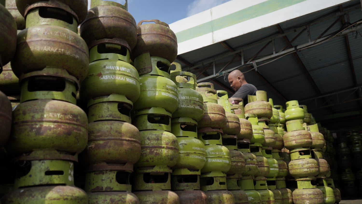 Pertamina menyiapkan sanksi PHU bagi pangkalan yang terbukti menimbun. Warga diimbau beli di pangkalan resmi.