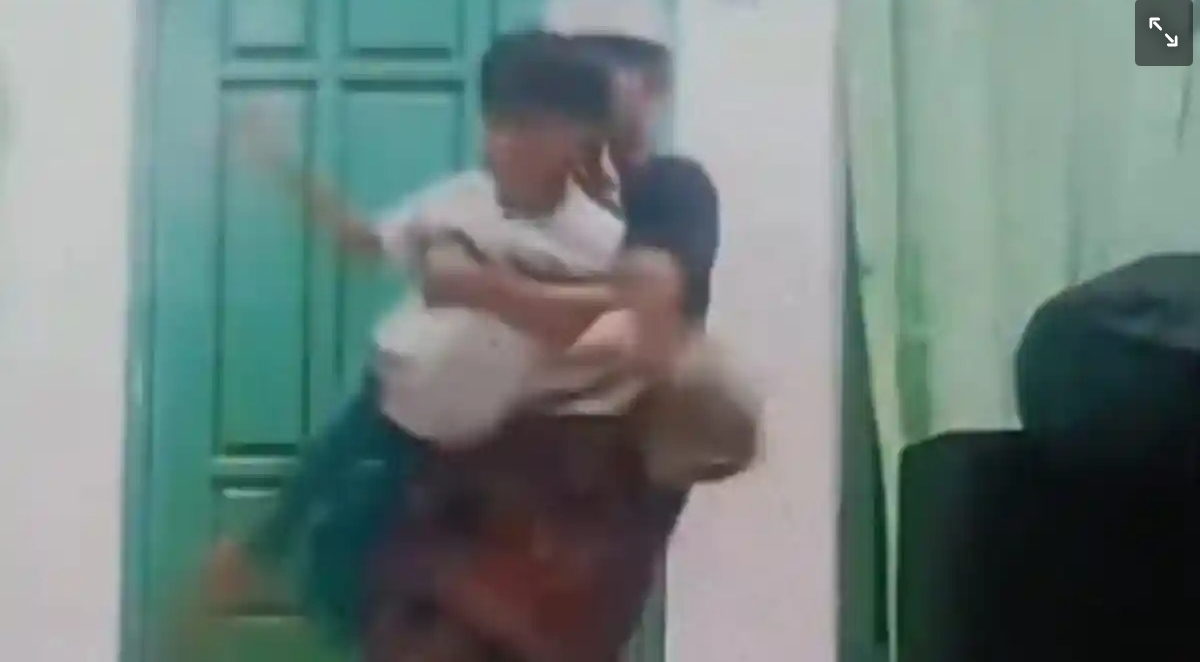 Sebuah video beredar luas, memperlihatkan aksi kekerasan yang dilakukan seorang guru ngaji terhadap seorang anak di Kota Probolinggo. (Foto tangkapan layar)