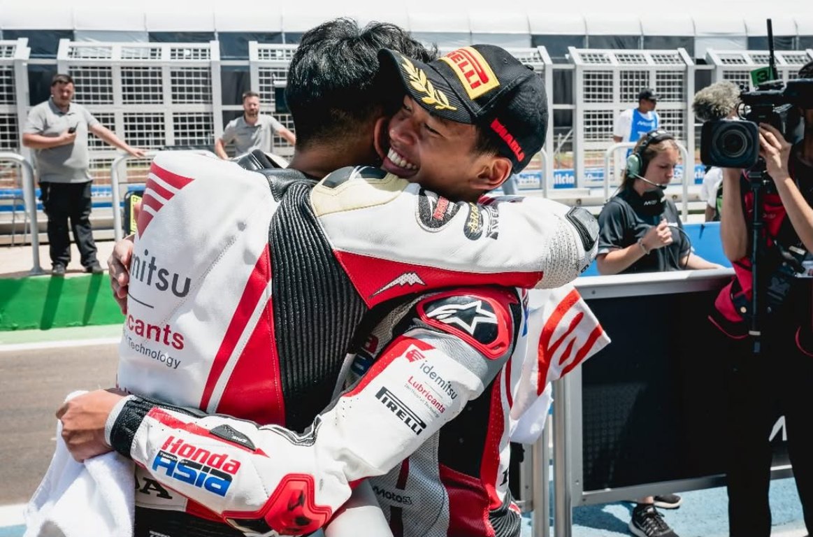 Veda Ega Pratama mendapat pelukan dari Mario Aji usai memastikan podium di Moto3 Brasil.