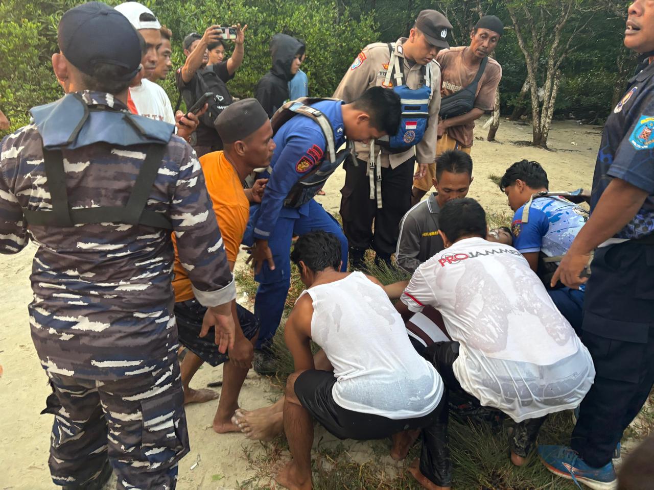 Jenazah korban tenggelam saat dievakuasi petugas gabungan.