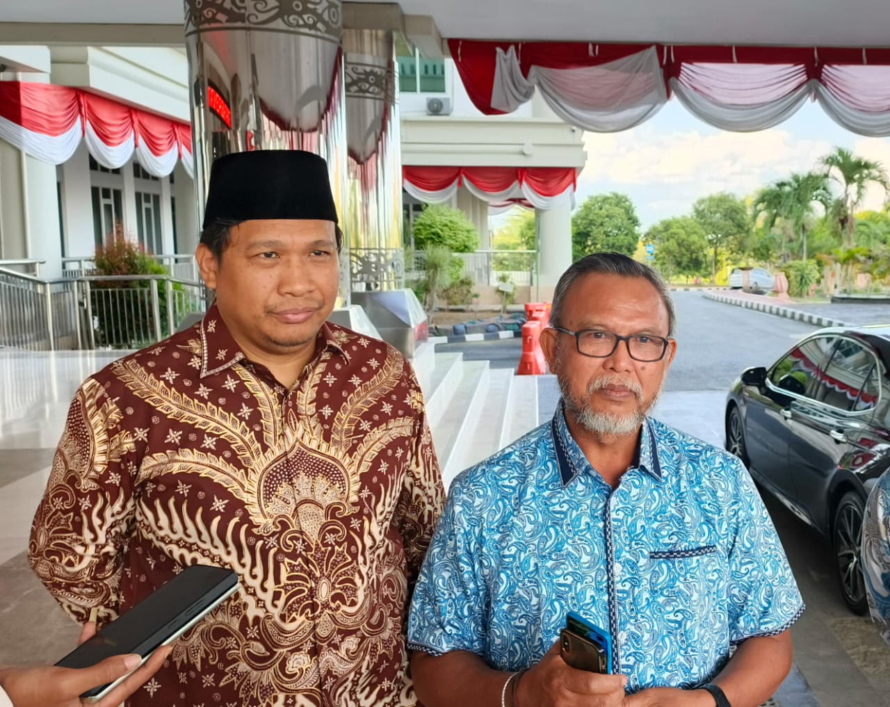 Bendahara Umum DPP Partai Demokrat, Irwan Fecho (kiri) dan Ketua DPC Partai Demokrat Kutim, Ordiansyah (kanan) usai silaturahmi dengan Bupati Kutim, Rabu (25/3).