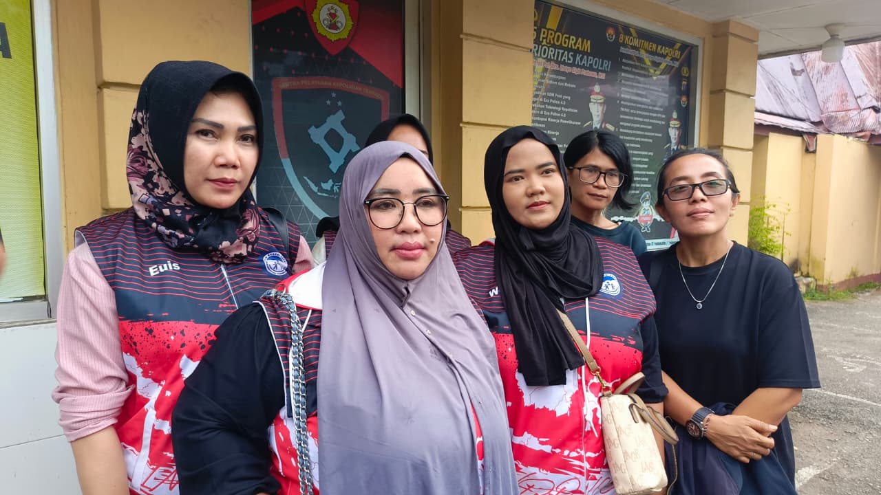 DAMPINGI: Tim TRC PPA Kalimantan Timur berada di Polsek Samarinda Kota untuk mendampingi salah satu korban dugaan perbuatan tak senonoh.&nbsp;
