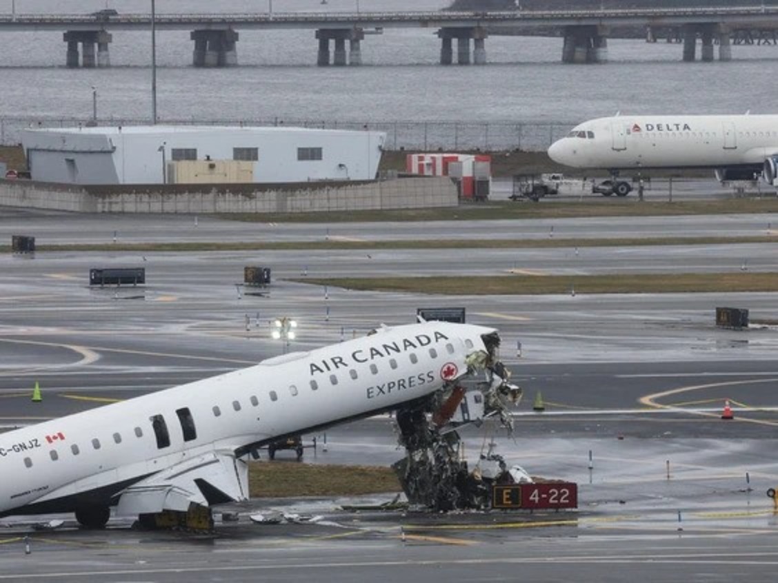 Kecelakaan pesawat AIr Canada yang menabrak mobil pemadam. (Foto:AFP)