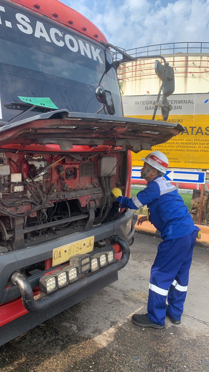 CEK KELAIKAN: Unit mobil tangki pembawa BBM menjalani pemeriksaan menyeluruh guna memastikan kelayakan operasional dan aspek keselamatan kendaraan.   