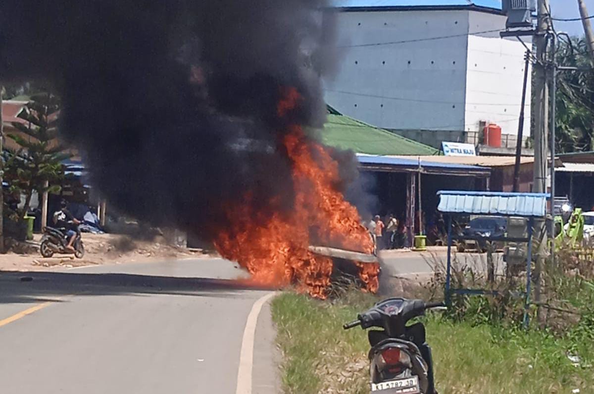 Mobil Daihatsu Xenia KT 1832 DY terbakar di Poros Bengalon&ndash;Muara Wahau, Kamis (26/3/2026), diduga dipicu ledakan saat AC menyala. (Ist)  