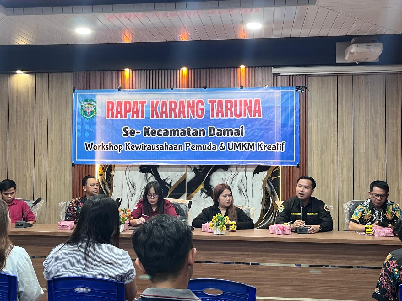 WORKSHOP: Puluhan pemuda se-Kecamatan Damai di Kabupaten Kutai Barat, mengikuti pelatihan kewirausahaan dan UMKM kreatif yang bisa menarik banyak minat. 