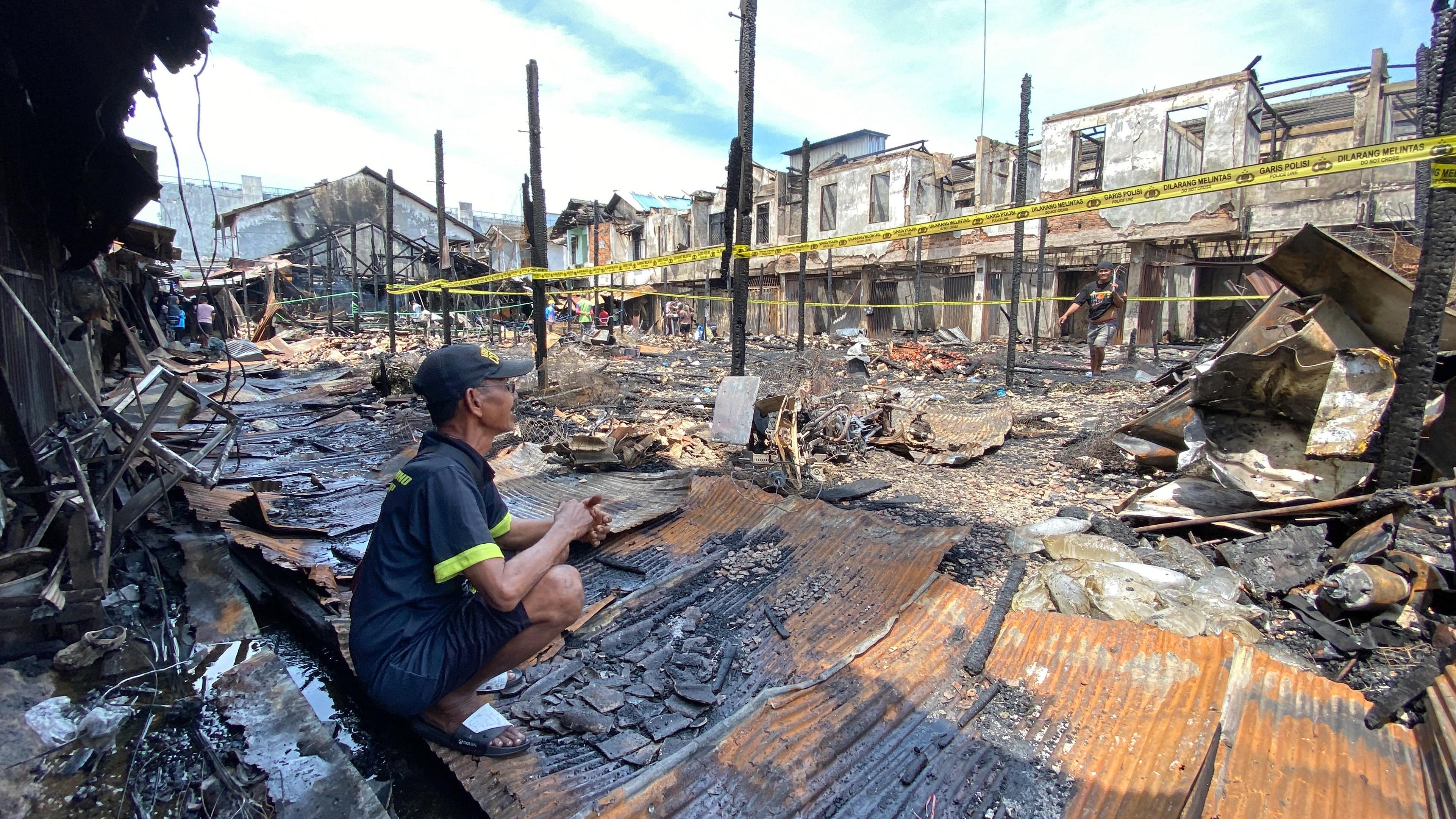 Puing-puing sisa kebakaran yang melanda puluhan kios dan ruko di Pasar Segiri Samarinda, Kamis (26/3) dini hari. Kebakaran ini mengakibatkan pedagang kehilangan sumber penghidupan utama mereka.