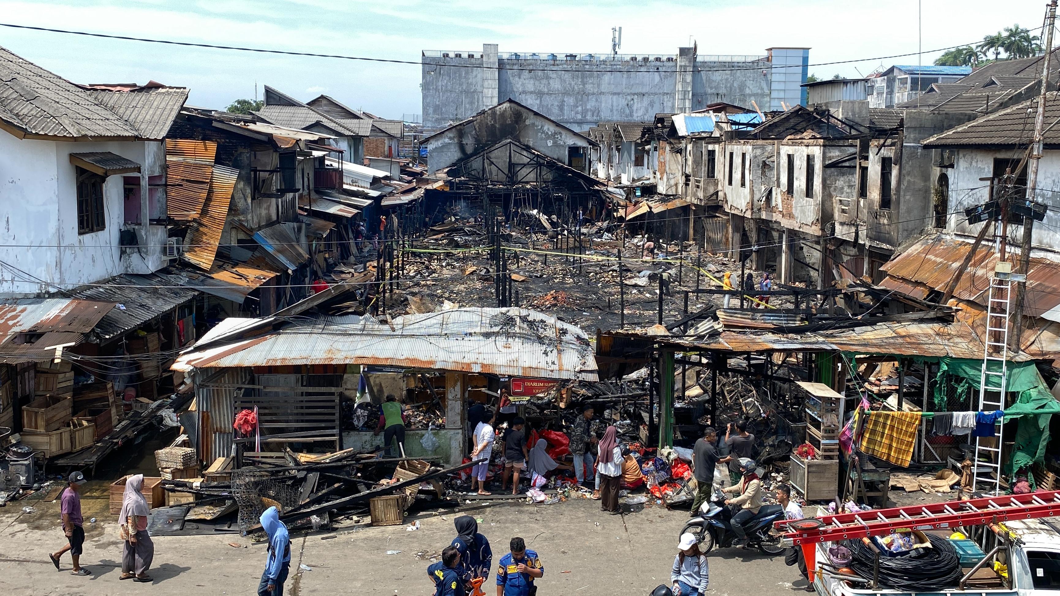 Puing-puing sisa kebakaran yang melanda puluhan kios dan ruko di Pasar Segiri Samarinda, Kamis (26/3) dini hari. (RAMA/KP)