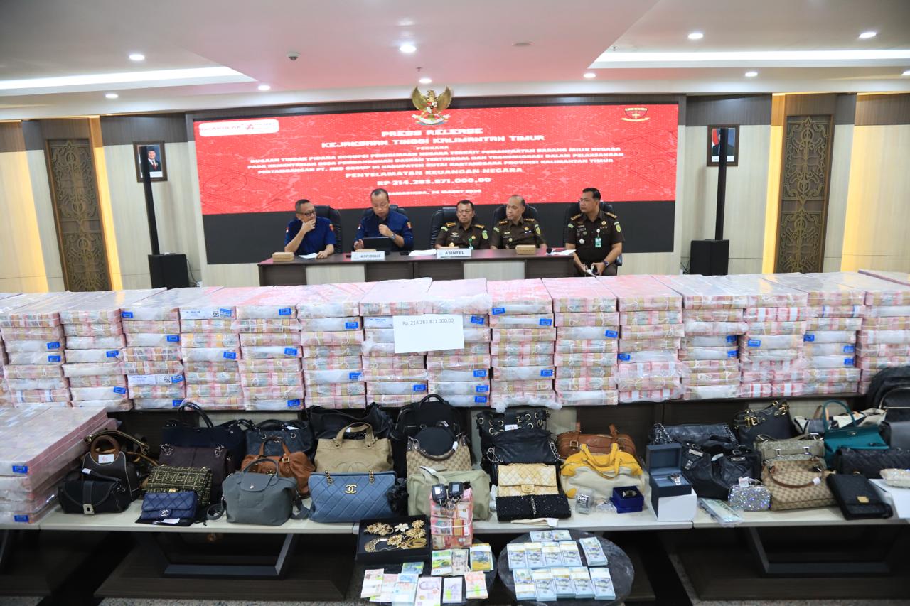 Deretan tas mewah dan dokumen aset yang disita penyidik Kejati Kaltim dari lingkaran birokrasi dan direksi perusahaan tambang di Kukar. Total kerugian negara ditaksir mencapai Rp1 triliun. 