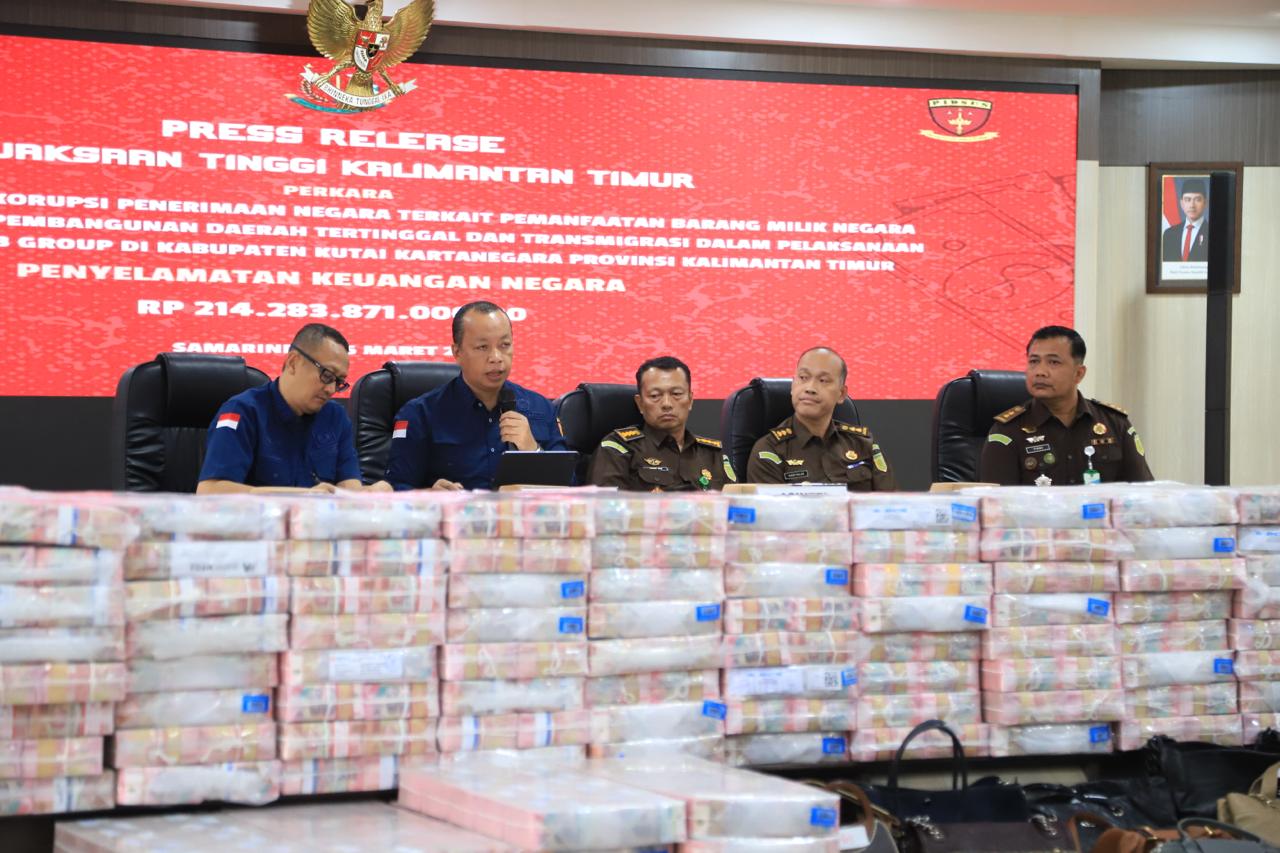 Asisten Pidana Khusus Kejati Kaltim, Gusti Hamdani (tengah), saat menunjukkan barang bukti uang tunai dan aset mewah hasil sitaan kasus korupsi tambang PT JMB Grup, Kamis (26/3). (BAYU/KP)