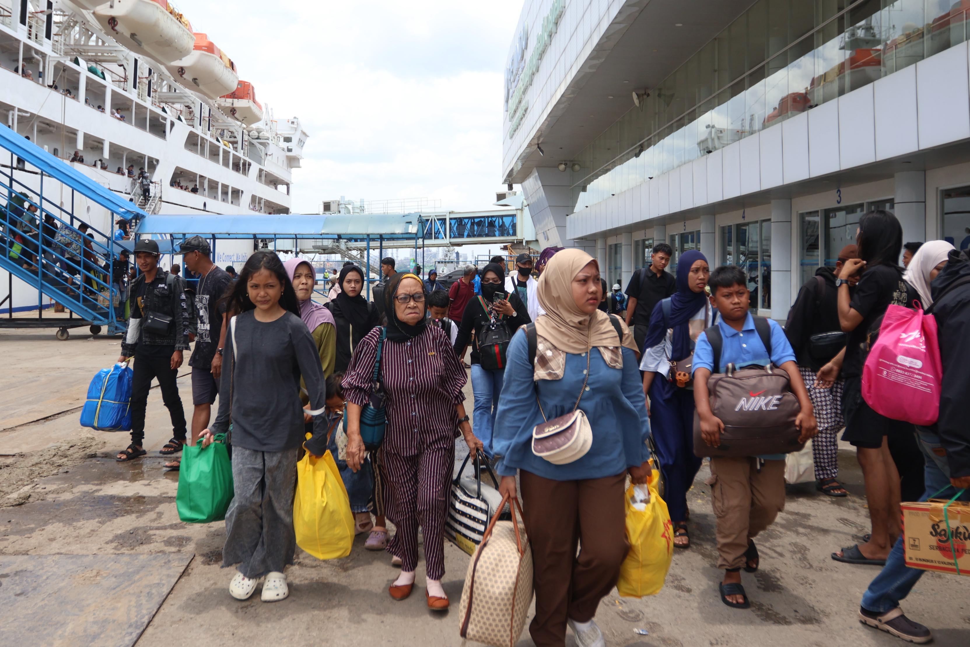 Kedatangan ribuan penumpang yang turun dari KM Dorolonda di Pelabuhan Semayang Balikpapan pada Kamis (26/3) siang. Tercatat 2.900 orang tiba dari Pantoloan dan Nunukan hari ini. (ANGGI PRADITHA/KP)