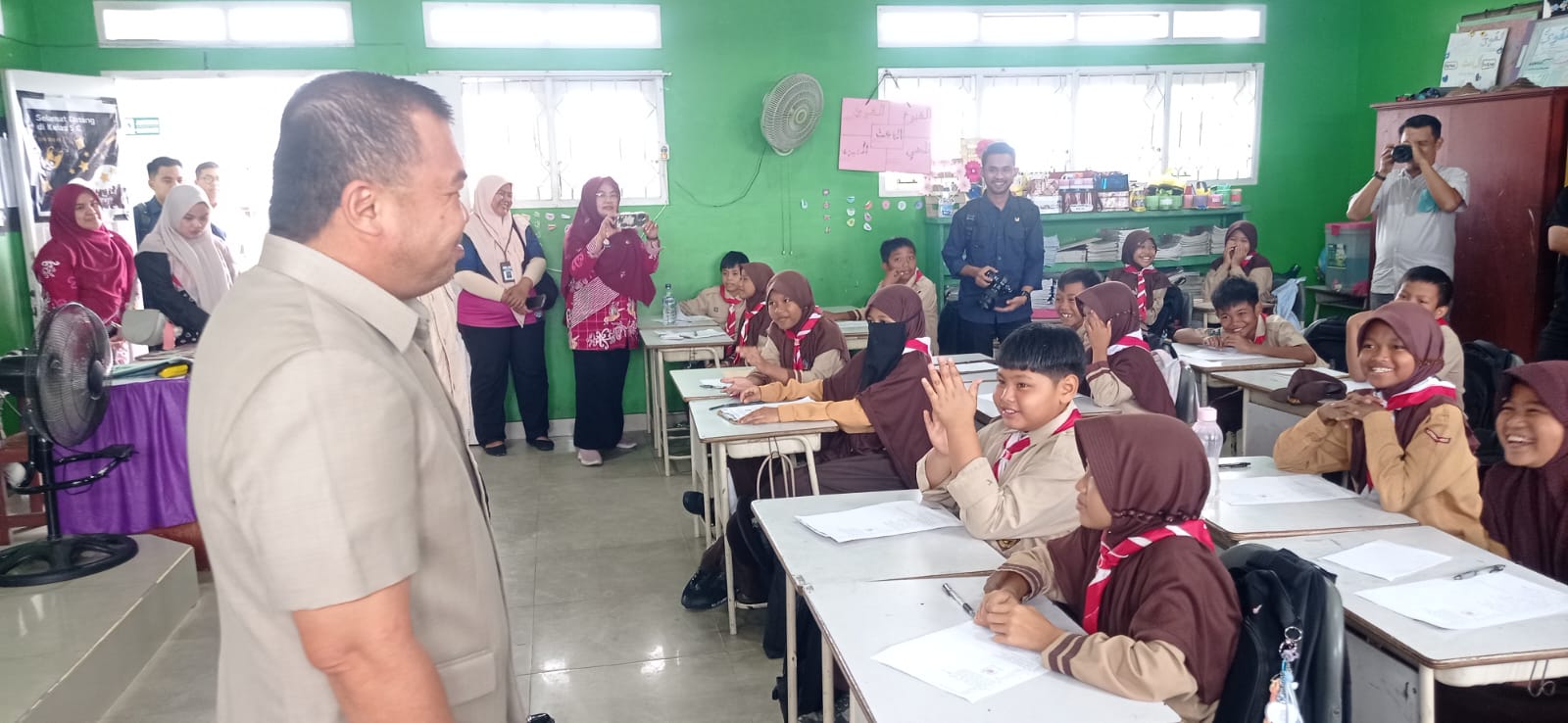 Aktivitas belajar mengajar di salah satu sekolah di Bontang tetap menggunakan skema luring (tatap muka) seperti biasanya. Disdikbud memastikan tidak ada peralihan ke sistem daring. (ADHIEL KUNDARA/KP)