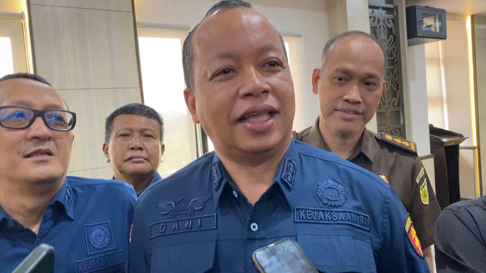 Asisten Pidana Khusus Kejati Kaltim, Gusti Hamdani. Mantan Kajari Berau ini menegaskan bahwa konstruksi perkara PT JMB Grup masih terus dikembangkan guna mengembalikan kerugian negara secara maksimal.