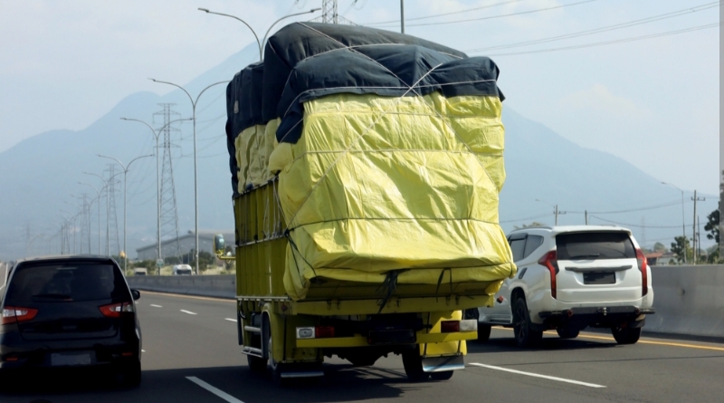 Ratusan truk angkutan barang bermuatan besar melintas di jalan tol saat masa pembatasan operasional Lebaran 2026. Pemilik perusahaan bakal dipanggil Menhub. (Foto ist)