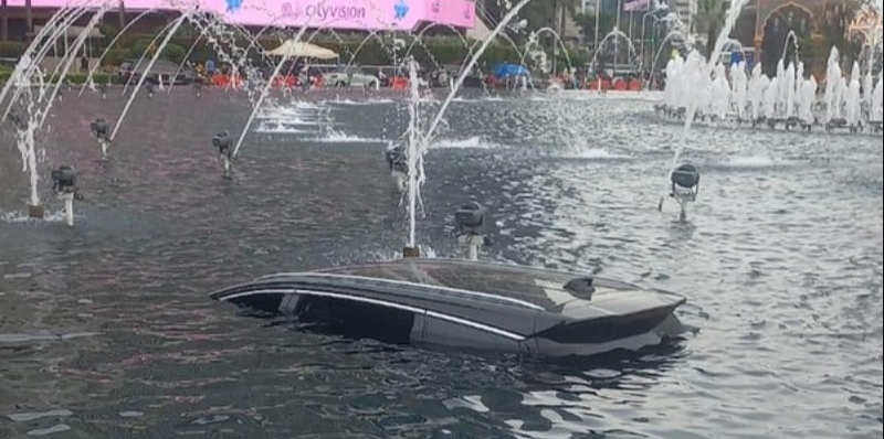 Mobil listrik BYD M6 tercebur ke kolam air mancur Bundaran HI usai mengalami kecelakaan tunggal, Rabu (25/3/2026) dini hari. (Foto ist)
