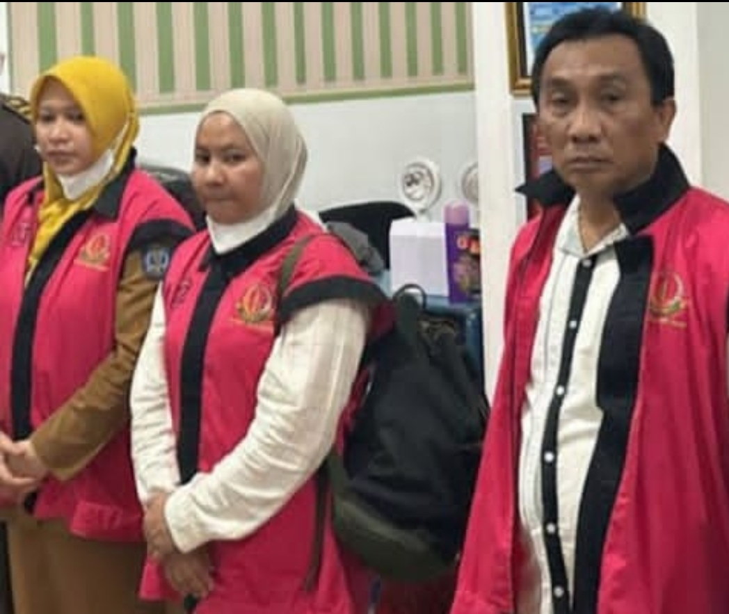 Para terdakwa diduga menyalahgunakan kewenangan jabatan untuk mengatur kegiatan bimtek fiktif atau mark-up anggaran.