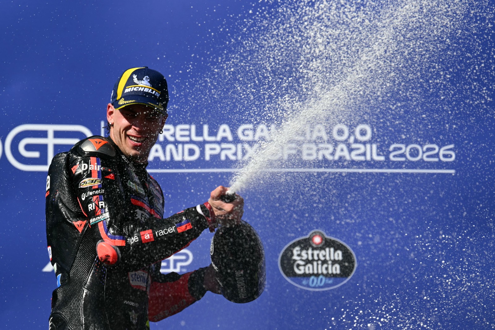 Marco Bezzecchi merayakan kemenangan usai menjuarai GP Brasil 2026.