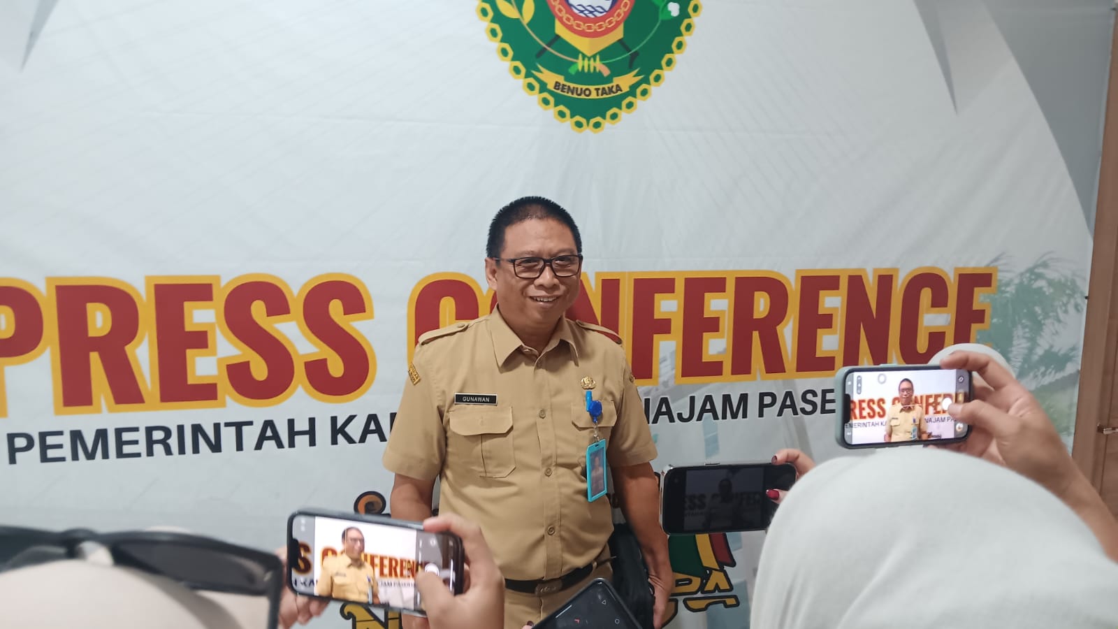 Kabid Tanaman Pangan dan Hortikultura Distan PPU, Gunawan, memberikan keterangan dalam sesi jumpa pers terkait progres panen padi pasca-Lebaran.