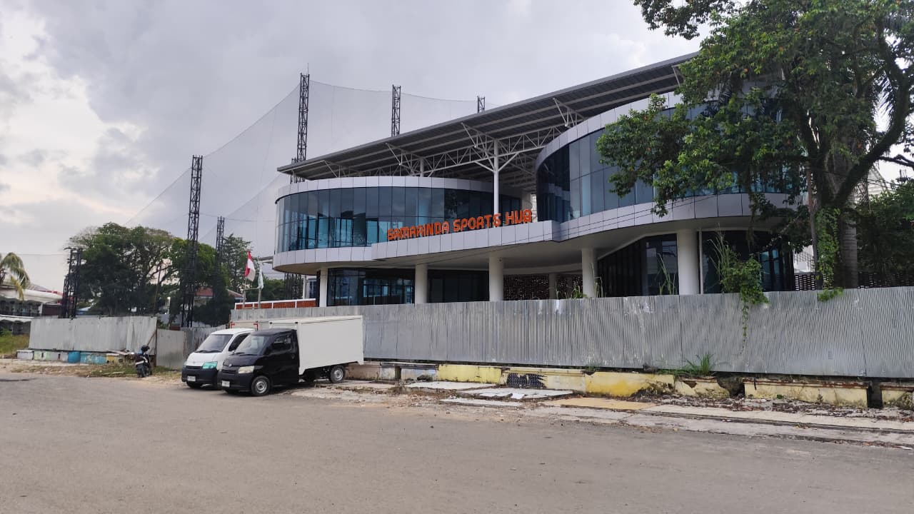 TUNGGU KEPASTIAN: Gedung Sports Hub masih dikelilingi pagar seng pembatas dan sampai saat ini belum difungsikan. 