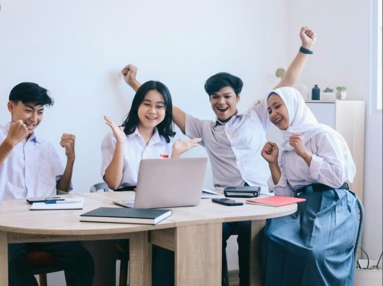 LULUSAN: Pendidikan menengah dominasi penduduk bekerja, dengan rincian lulusan SMA 30,57 persen dan SMK 15,20 persen.