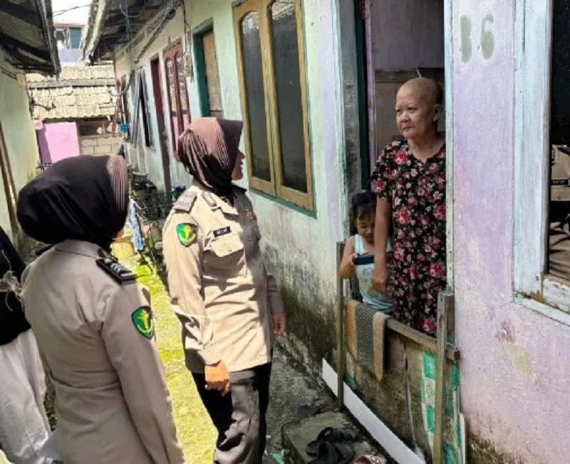 SOSIAL: Polwan Polda Kaltim di kawasan Kariangau menyalurkan bantuan ke masyarakat.