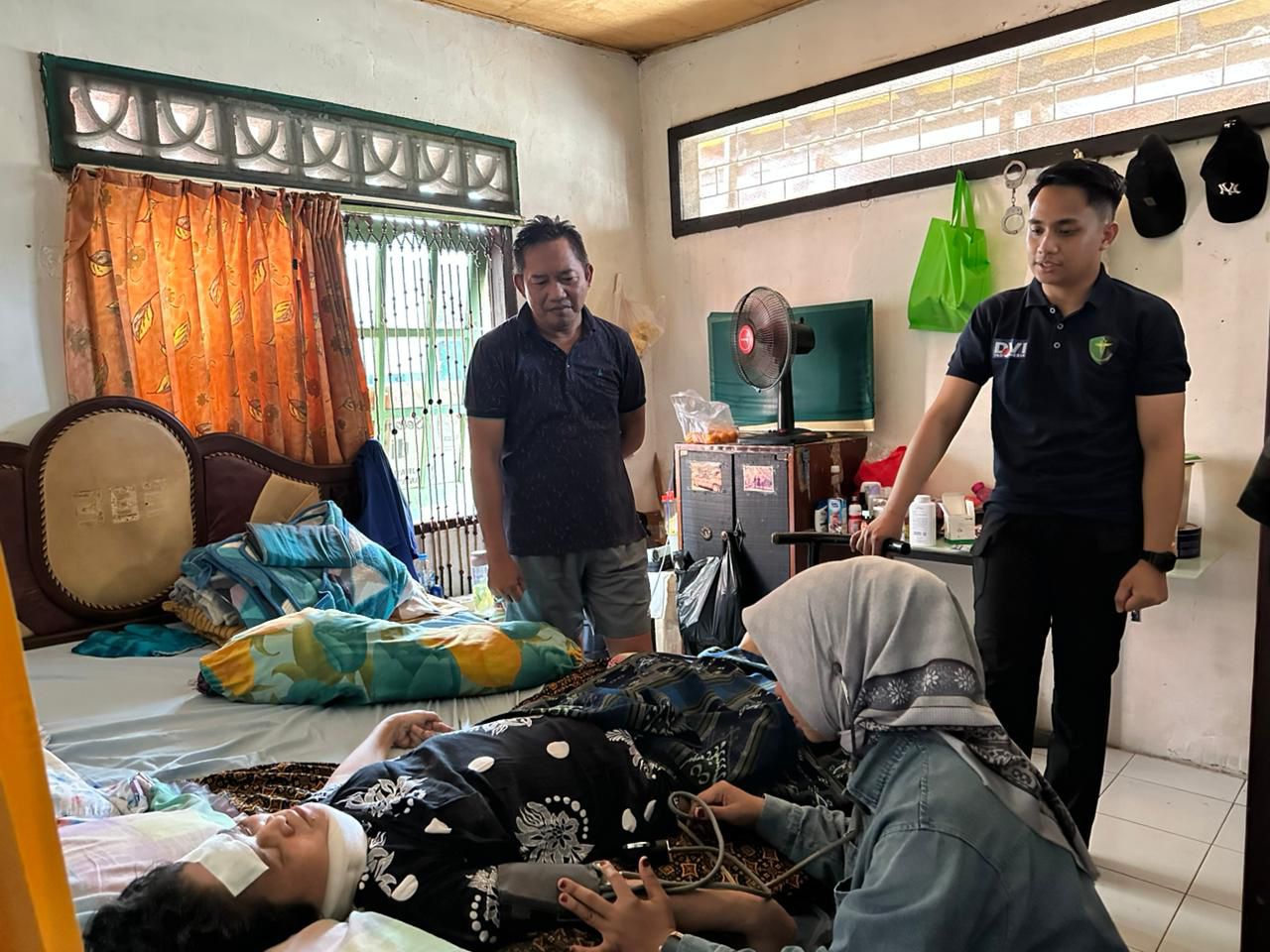 SAKIT: Personel kesehatan memberikan obat dan edukasi seputar kesehatan sekaligus pemeriksaan medis kepada keluarga polri yang sakit.