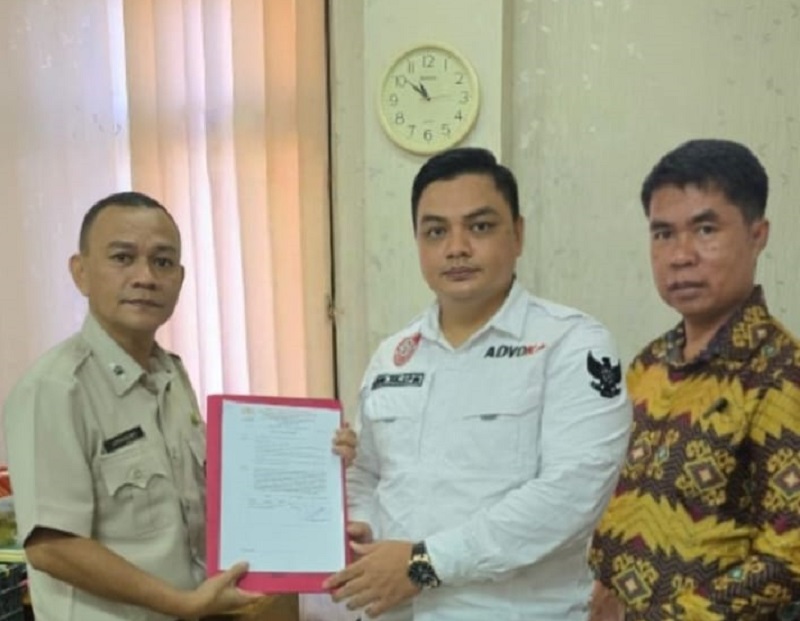 JALUR HUKUM: Penasihat Hukum Elia Hendra Wijaya (tengah) dan rekannya Ajrun (kanan) saat menyampaikan laporan polisi di Polres Kukar. 