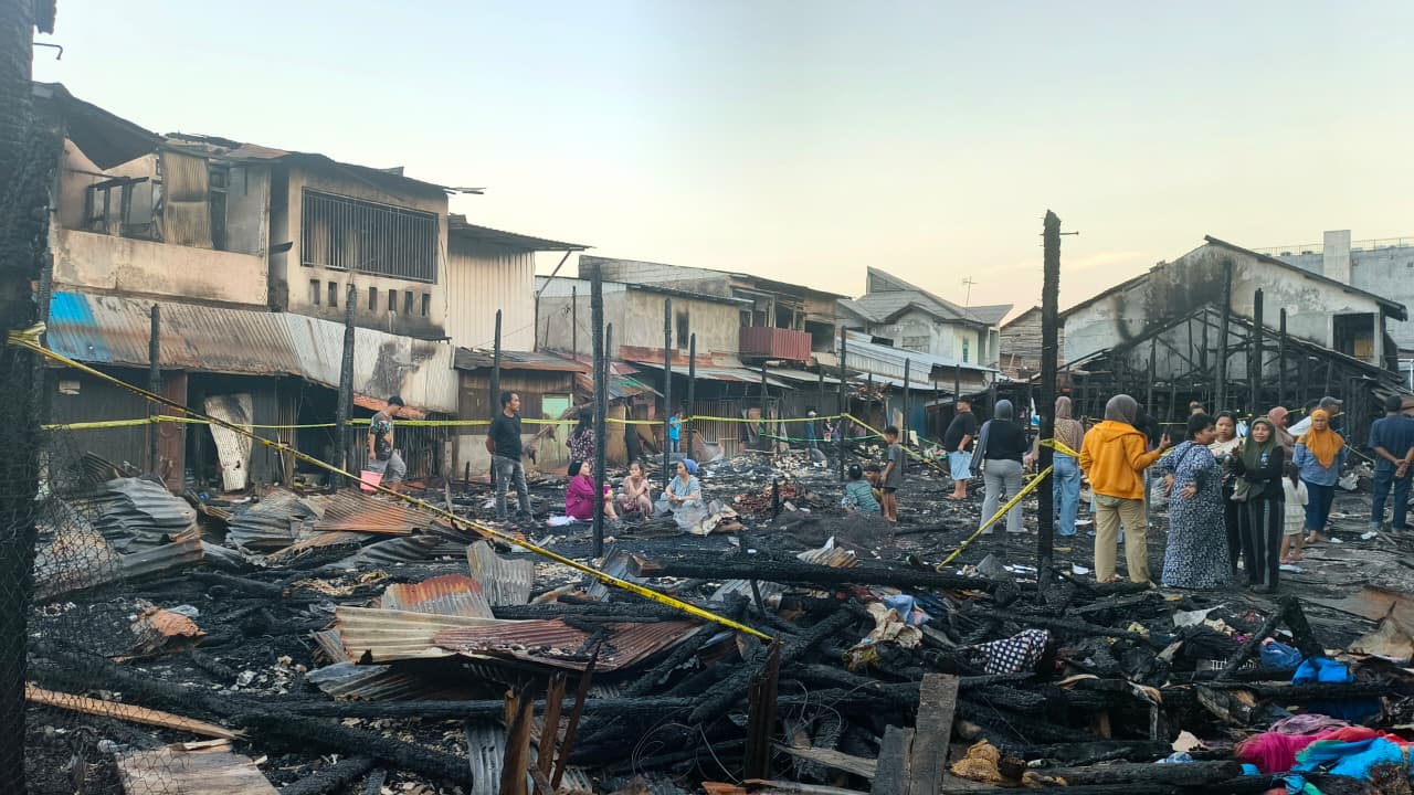 HANGUS: Kondisi Pasar Segiri usai kebakaran yang menghanguskan lapak dan ruko, Kamis (25/3) dini hari. 